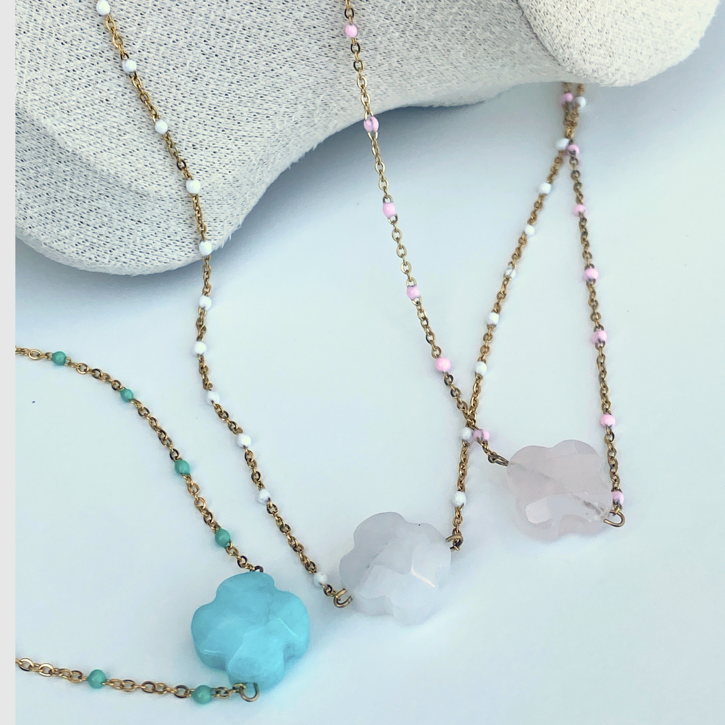 Collier Elénia, acier inoxydable, couleur or, trèfles , perles