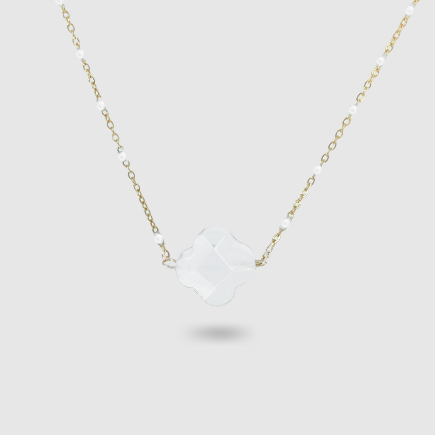 Collier Elénia, acier inoxydable, couleur or, trèfle blancs, perles