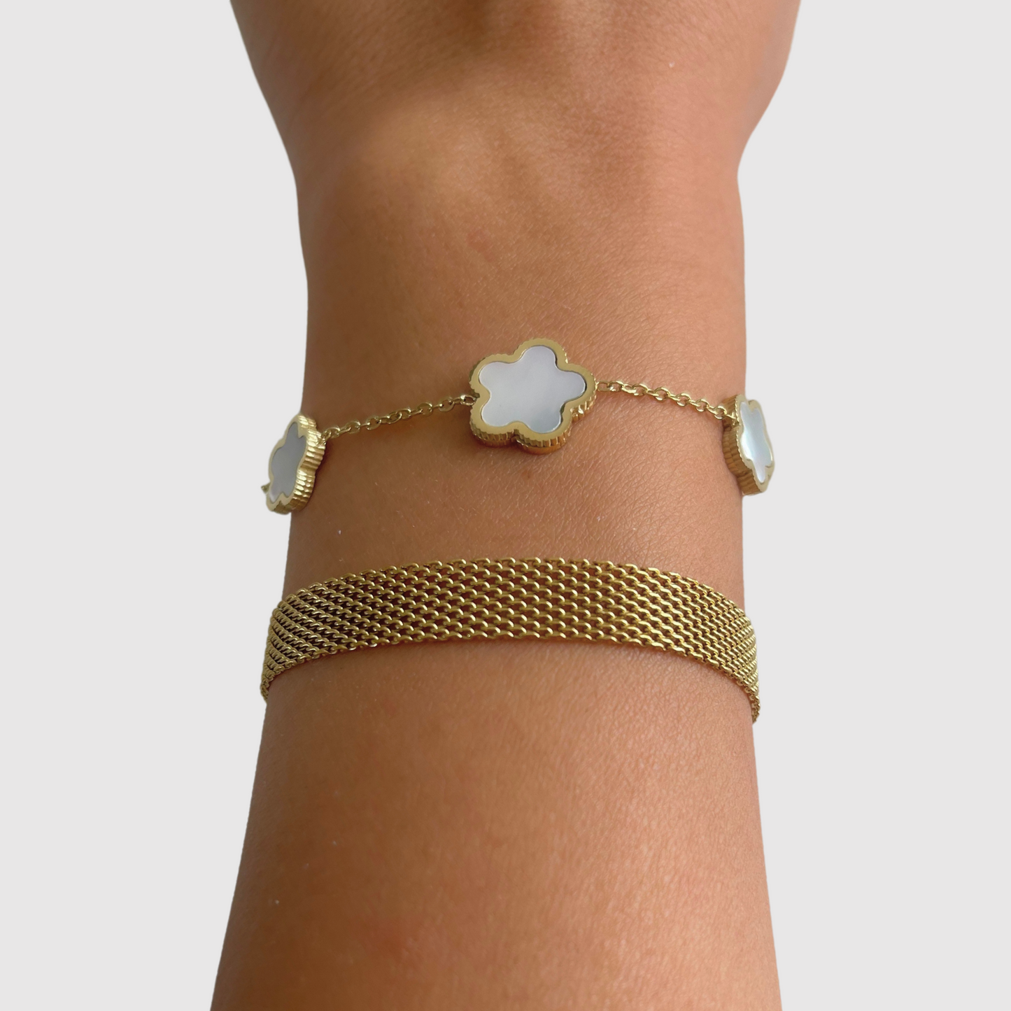 Bracelet Modessa, acier inoxydable, couleur or, 3 fleurs blanches, ajustable + Bracelet Cléopatra