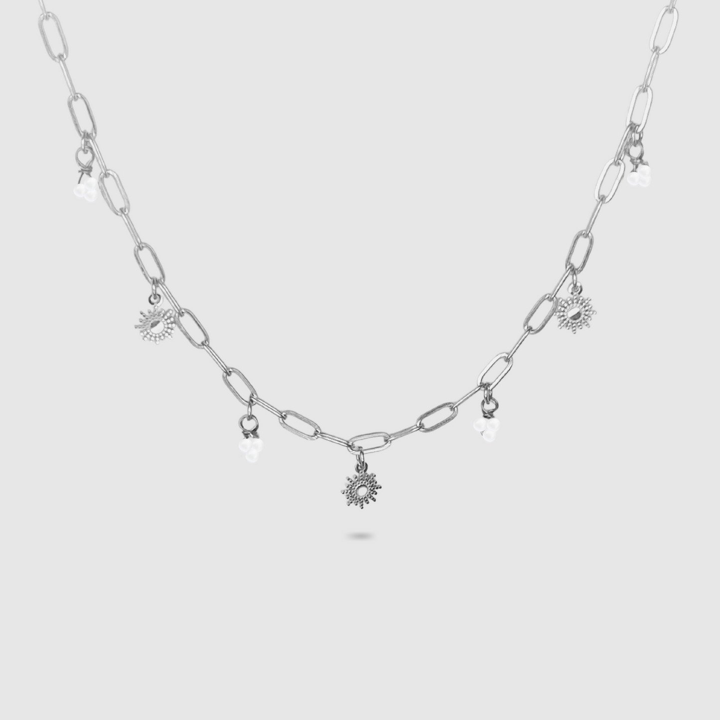 Collier Tav, acier inoxydable, 3 soleils, 4 grappes de perles blanches, couleur argent, ajustable