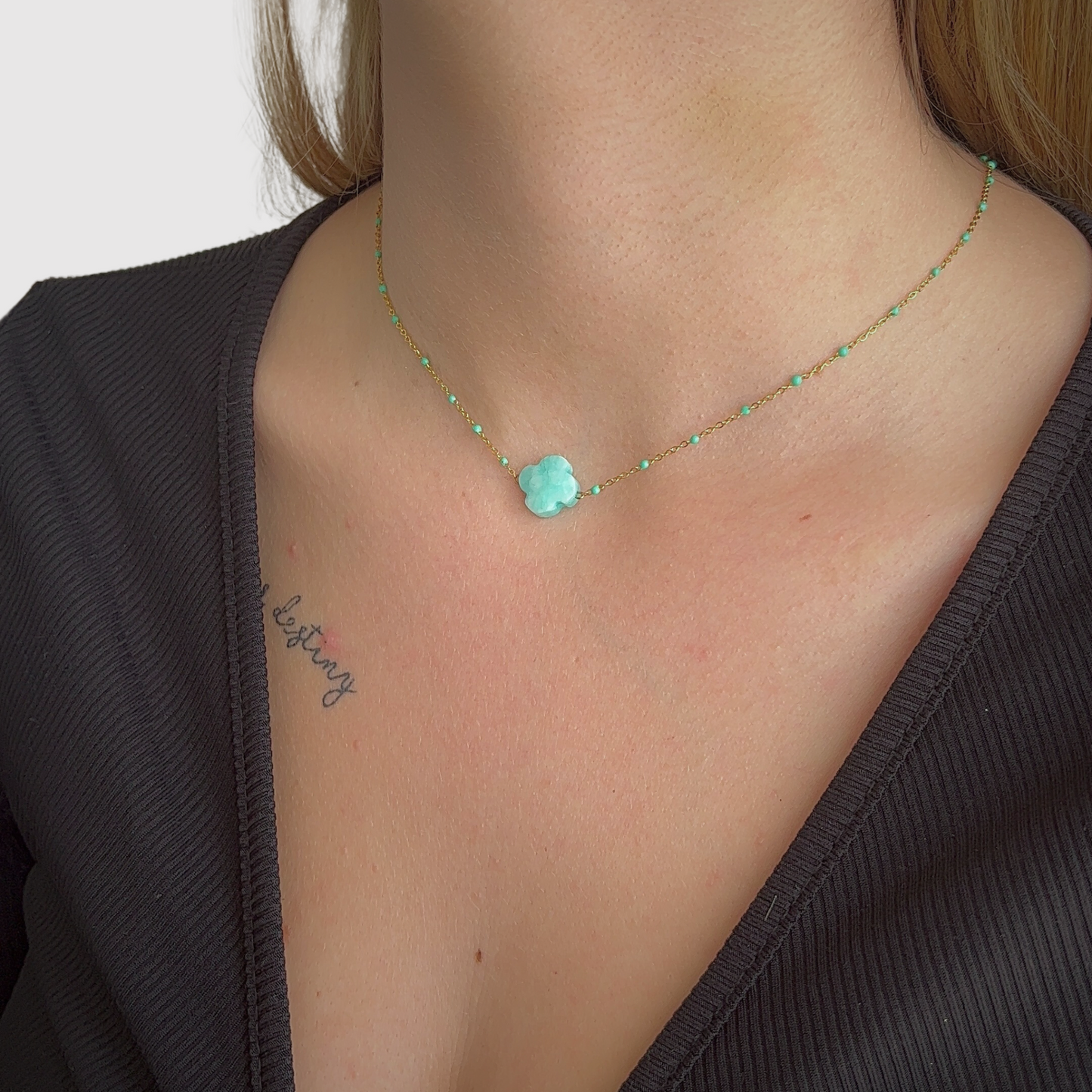 Collier Elénia, acier inoxydable, couleur or, trèfle turquoise, perles