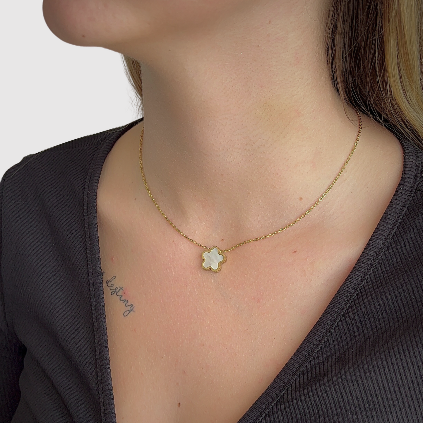 Collier acier inoxydable, fleur blanche, ajustable, double-face
