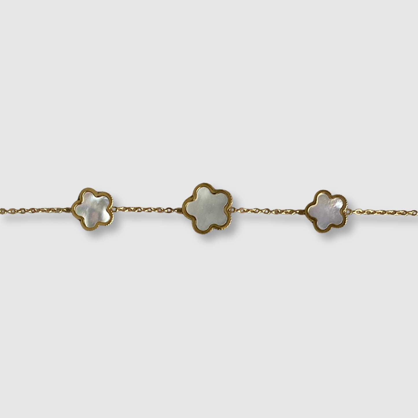 Bracelet Modessa, acier inoxydable, couleur or, 3 fleurs blanches, ajustable