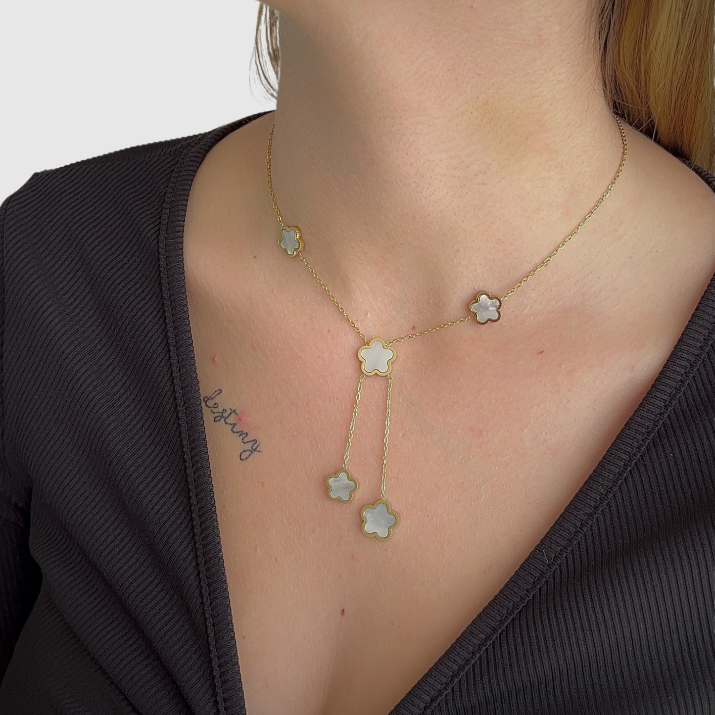 Collier acier inoxydable, 5 fleurs blanches, double descente, ajustable