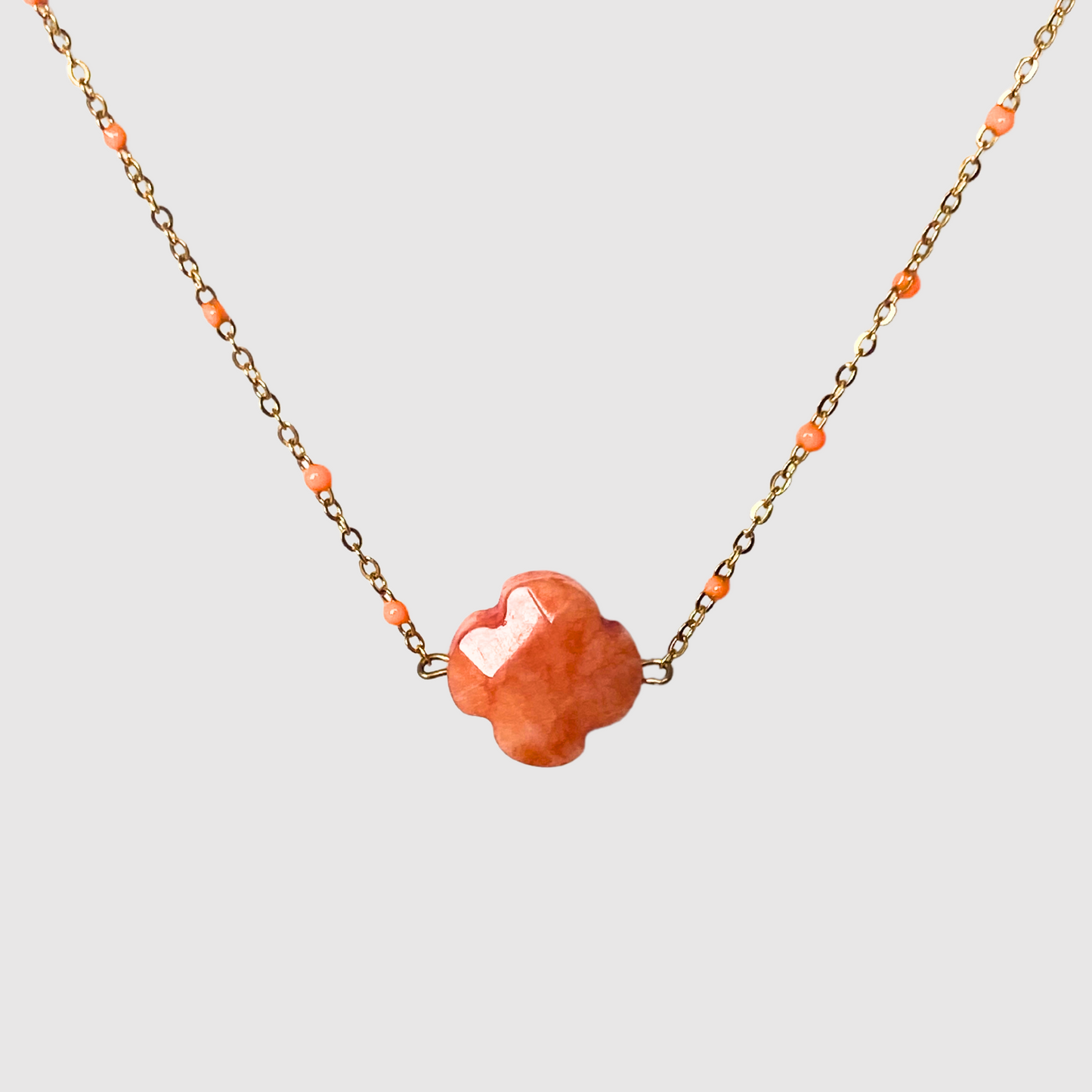 Collier Elénia, acier inoxydable, couleur or, trèfle orange, perles