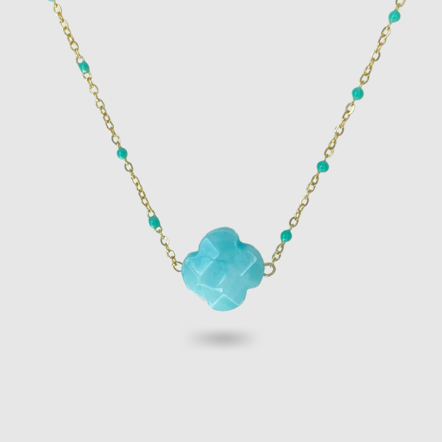 Collier Elénia, acier inoxydable, couleur or, trèfle turquoise, perles