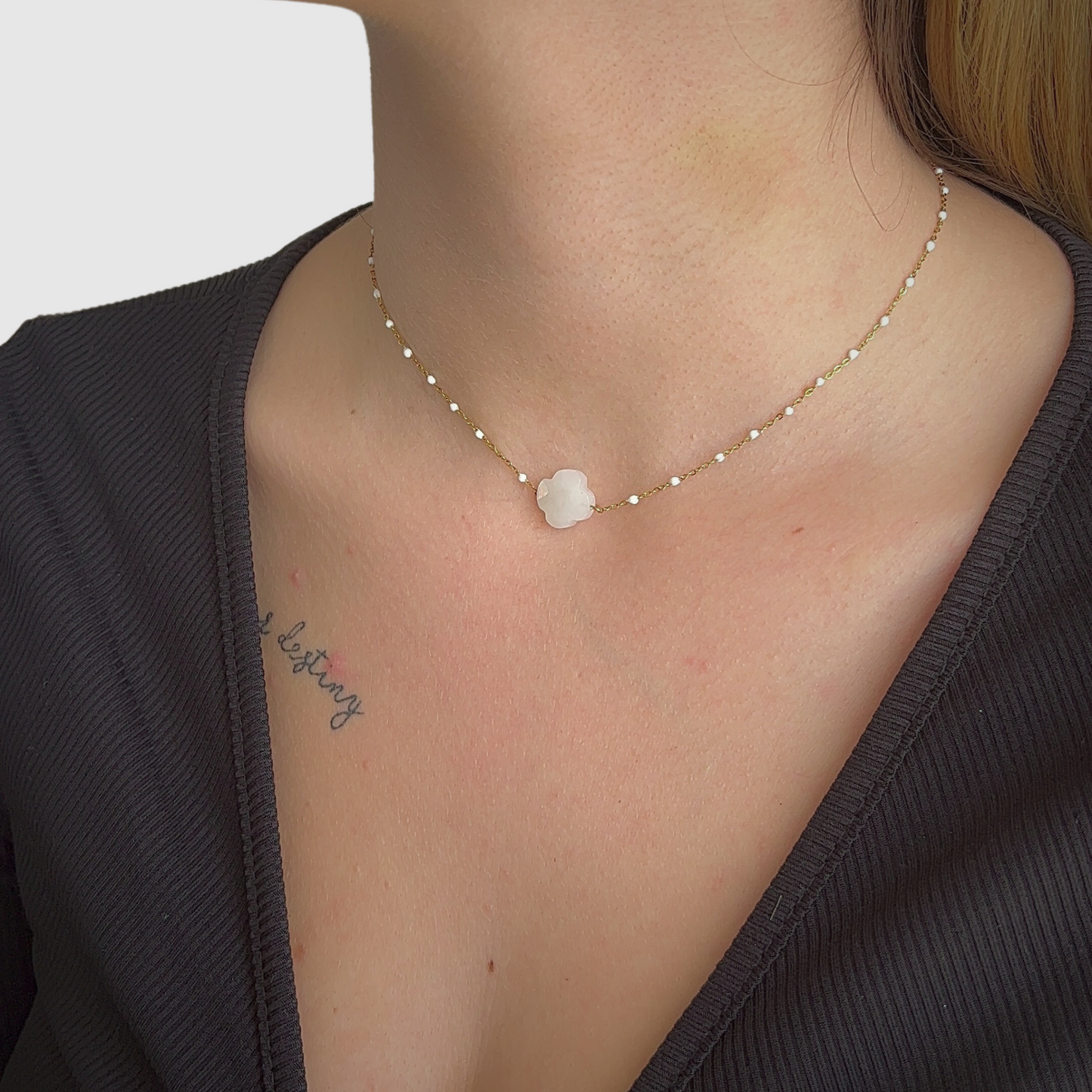 Collier Elénia, acier inoxydable, couleur or,  trèfle blancs, perles