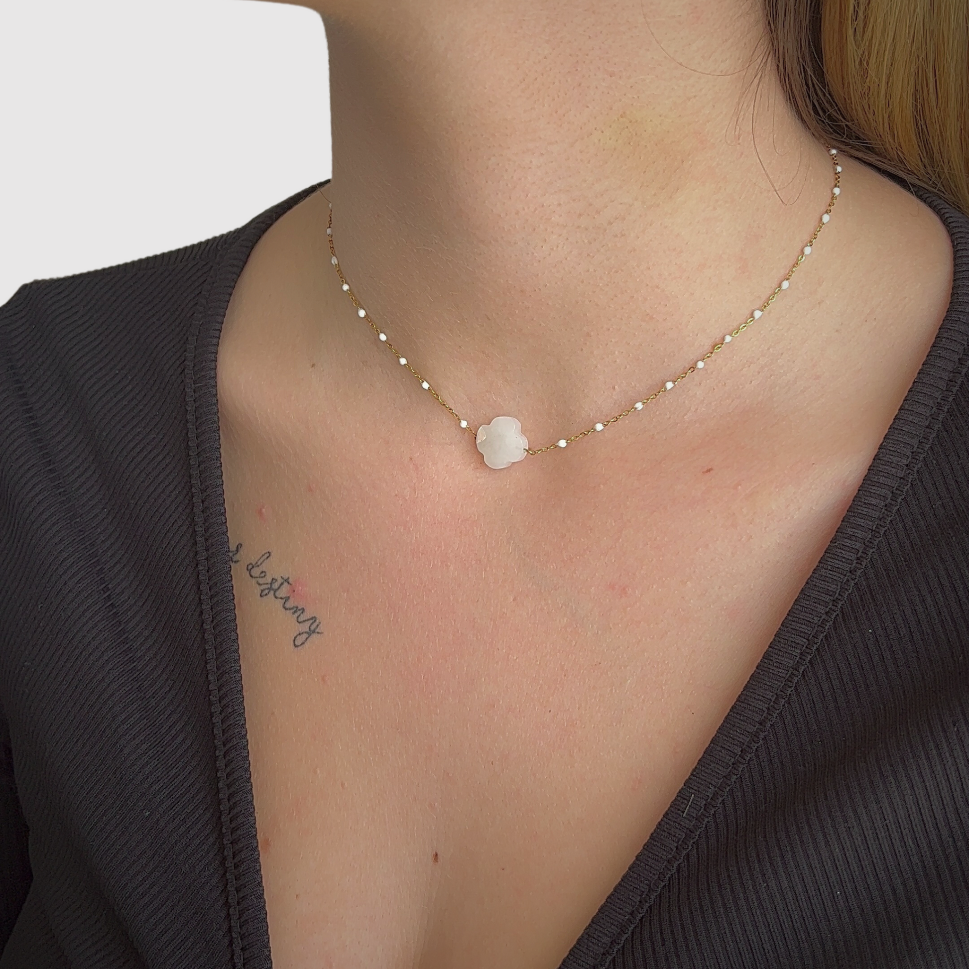 Collier Elénia, acier inoxydable, couleur or,  trèfle blancs, perles